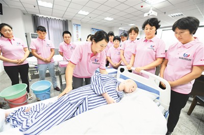 "升"技能"降"學歷 養老護理員新標準釋放積極信號