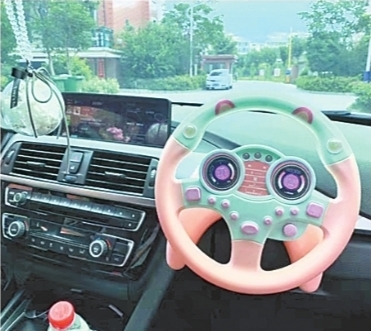 副駕駛裝玩具方向盤 網友：這種廣告豈能播