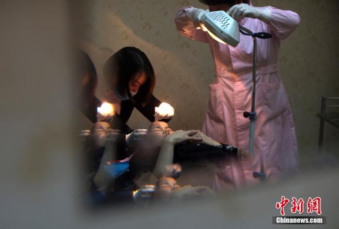 "資料圖：遭受家暴的女性，正在接受護士治療。<a