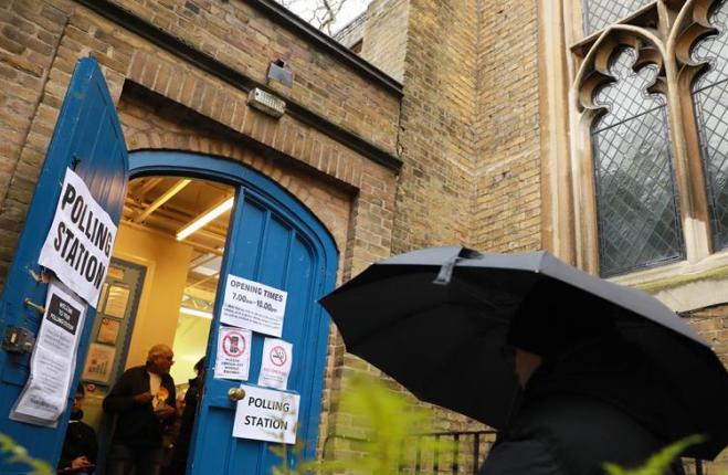 【8點見】廈門一建設中地鐵口附近發生地面坍塌 未造成人員傷亡