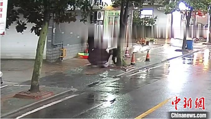 八旬老人不慎摔倒在地路人民警雨中“接力”守護