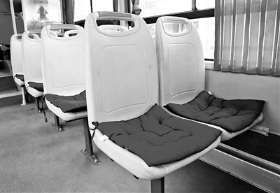 公交車司機6年自費為乘客配坐墊