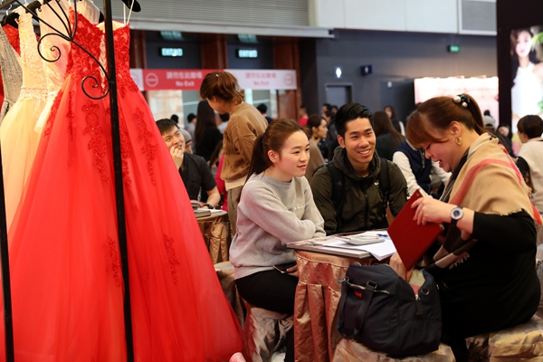 民政部數據顯示,2018年,中國單身人口已突破2億。圖為在婚博會上咨詢的年輕人。(新華社資料圖)