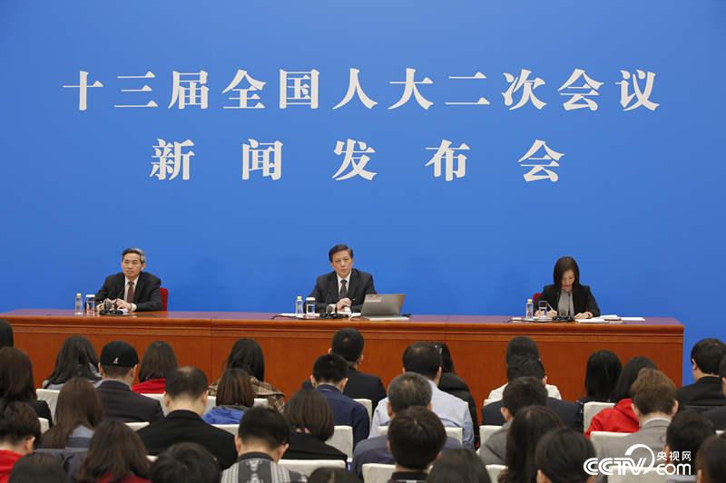 4日上午，十三屆全國(guó)人大二次會(huì)議新聞發(fā)布會(huì)在人民大會(huì)堂一層新聞發(fā)布廳舉行。