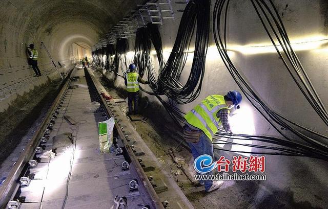過(guò)海隧道段昨日移交鋪軌 今年年底全線開通試運(yùn)營(yíng) 