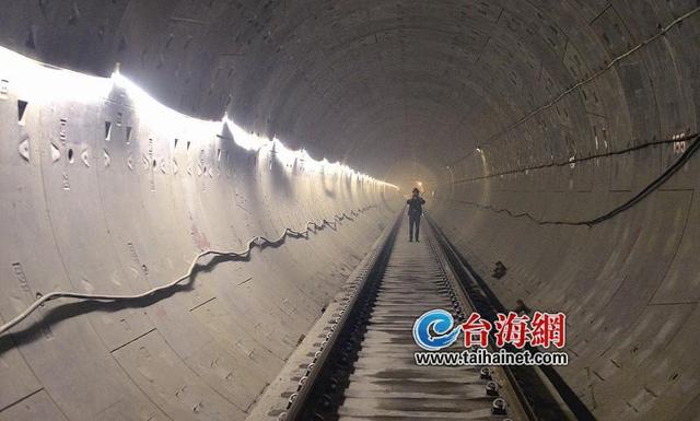 過(guò)海隧道段昨日移交鋪軌 今年年底全線開通試運(yùn)營(yíng) 
