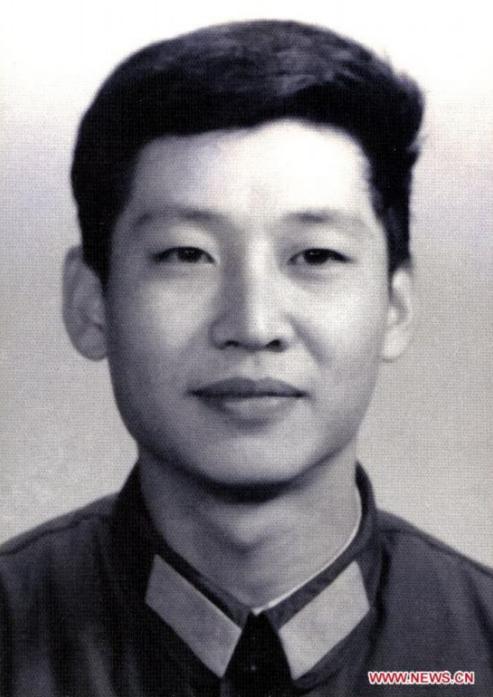 這是1979年，在中央軍委辦公廳工作時的習近平