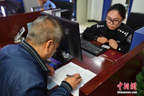 資料圖：民眾現(xiàn)場辦理居住證。