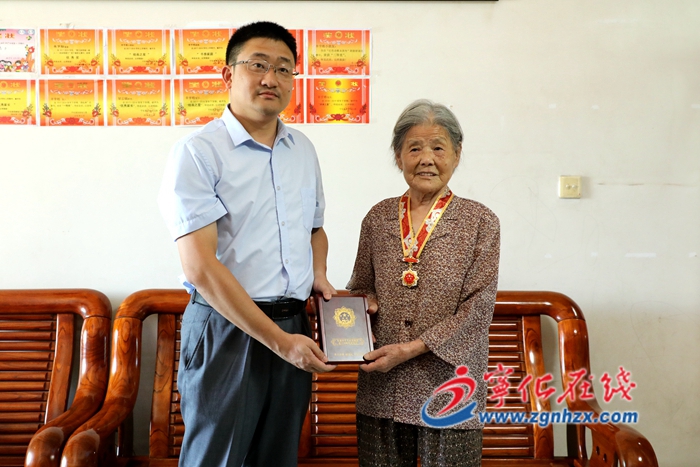 寧化縣領導走訪慰問“慶祝中華人民共和國成立70周年”紀念章獲得者