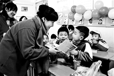 暖心！小學校長手寫590余份新年賀詞 送給學生