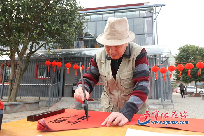 寧化：義寫春聯(lián)暖人心