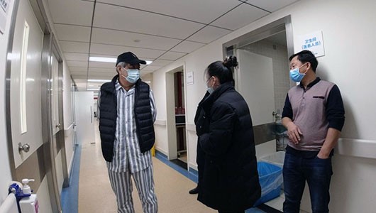 患者和陪護家屬在病房走廊交流