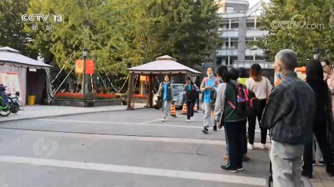 焦點訪談:巧立名目、強(qiáng)制購買!家長們急了