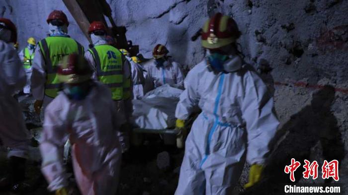 圖為救援現(xiàn)場(chǎng)。 樂(lè)業(yè)縣委宣傳部 攝