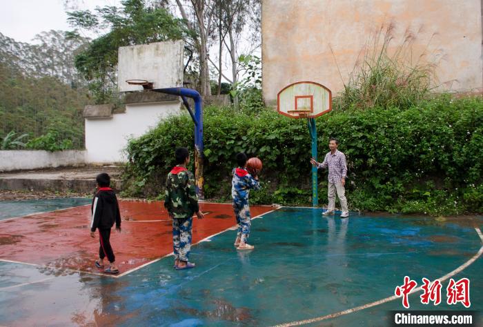 師生四人打籃球 翟李強 攝