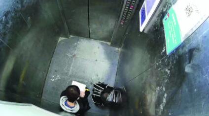 被困小區(qū)電梯13歲男孩安心寫作業(yè) 網(wǎng)友直呼"太淡定"