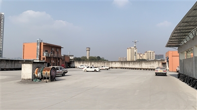 駕校學員正在練車