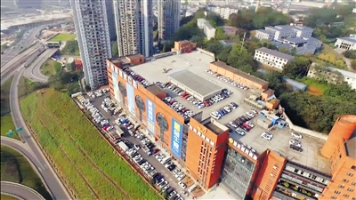 位于樓頂天臺的駕校練車場