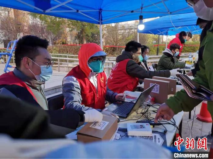 圖為核子華曦醫(yī)學(xué)檢驗(yàn)實(shí)驗(yàn)室在進(jìn)行信息采集。受訪者供圖