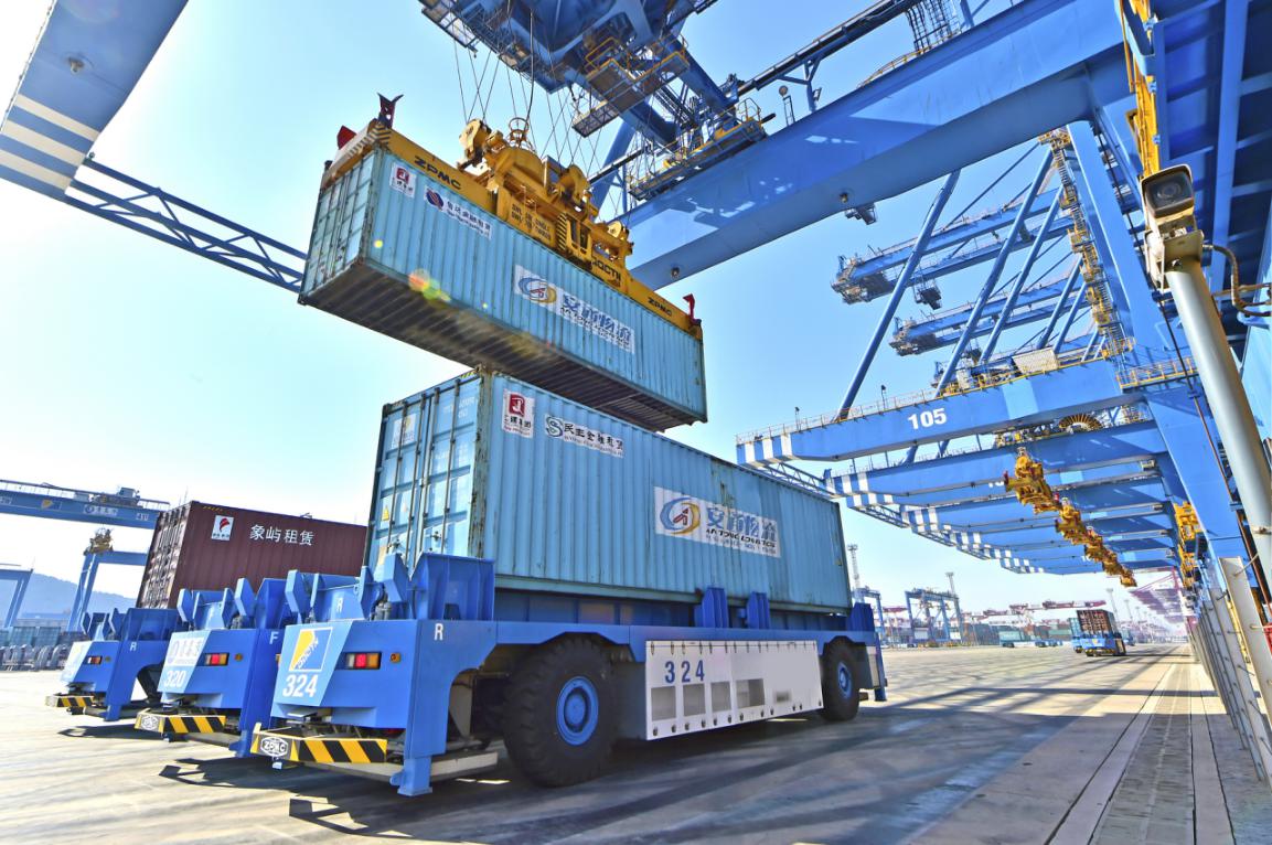 青島港自動化集裝箱碼頭作業(yè)場景