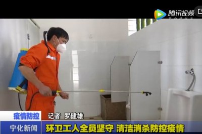 環(huán)衛(wèi)工人全員堅(jiān)守  清潔消殺防控疫情