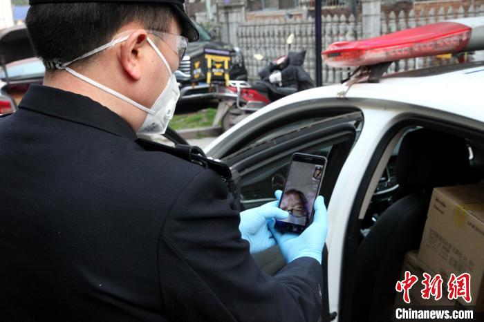 民警搬運藥品后與王先生視頻進行核實 伍公宣 攝