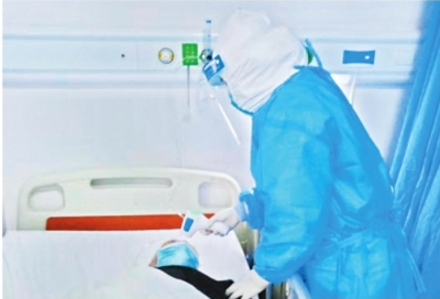 90后護士暖心守護 90歲老人痊愈在望