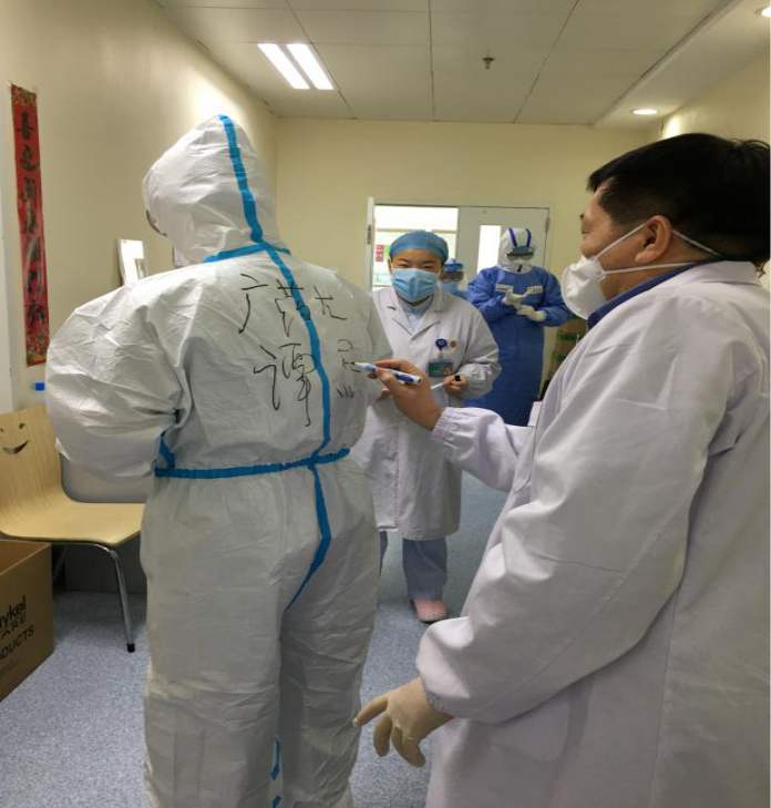 醫療隊張挪富副院長親自為入艙人員仔細檢查防護裝備