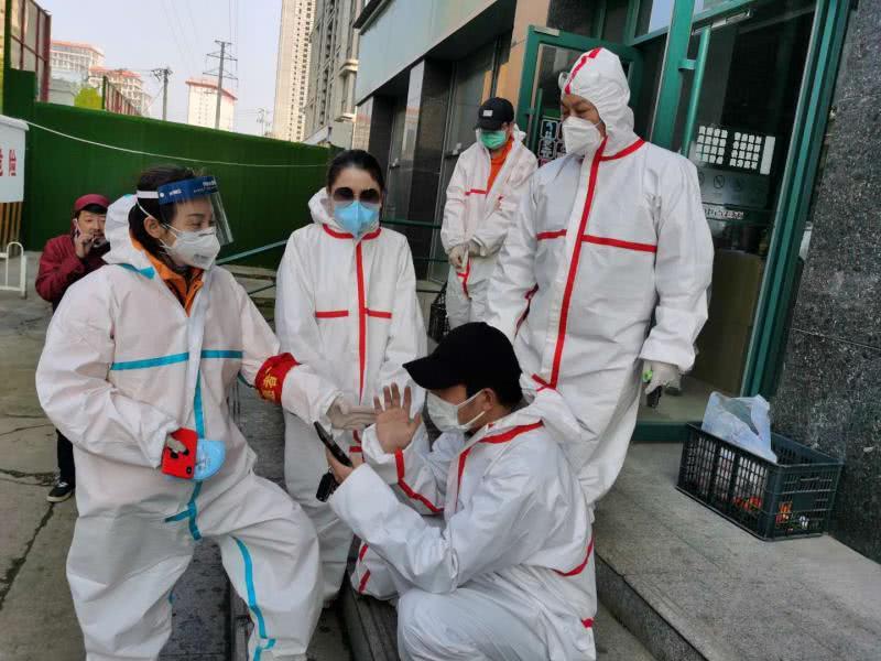 黃春明(右一)和志愿者同伴們在一起