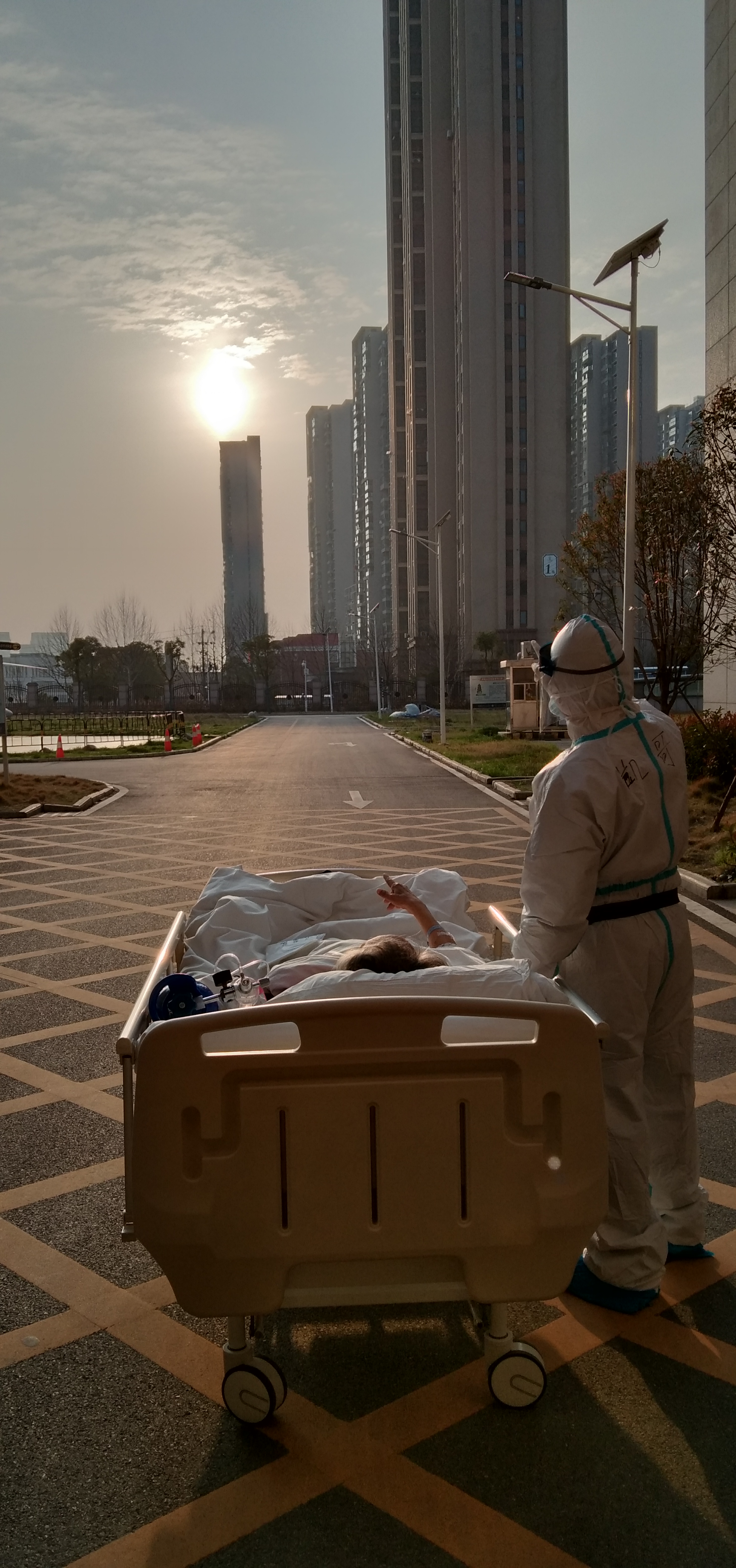 【戰疫最前線】落日余暉照刷屏背后 20歲的“攝影師”說自己拍照技術很“爛”