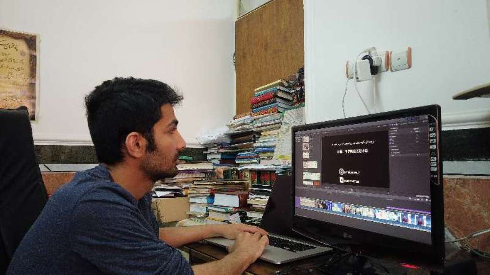 莊致遠正在剪輯視頻。（圖片由受訪者提供）