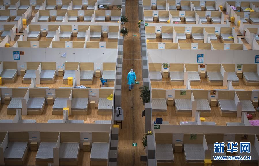 3月8日，武漢體育中心方艙醫院送走最后一批痊愈患者，正式休艙。這是工作人員在艙內進行清理作業。 新華社記者 肖藝九 攝