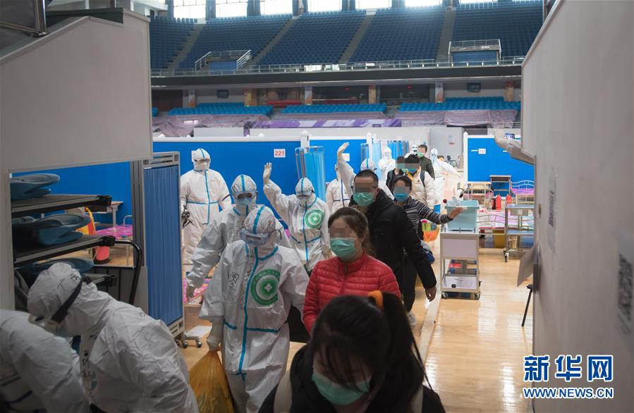 3月10日，武漢武昌方艙醫院正式休艙。這是醫護人員護送痊愈患者出艙。 新華社記者 肖藝九 攝