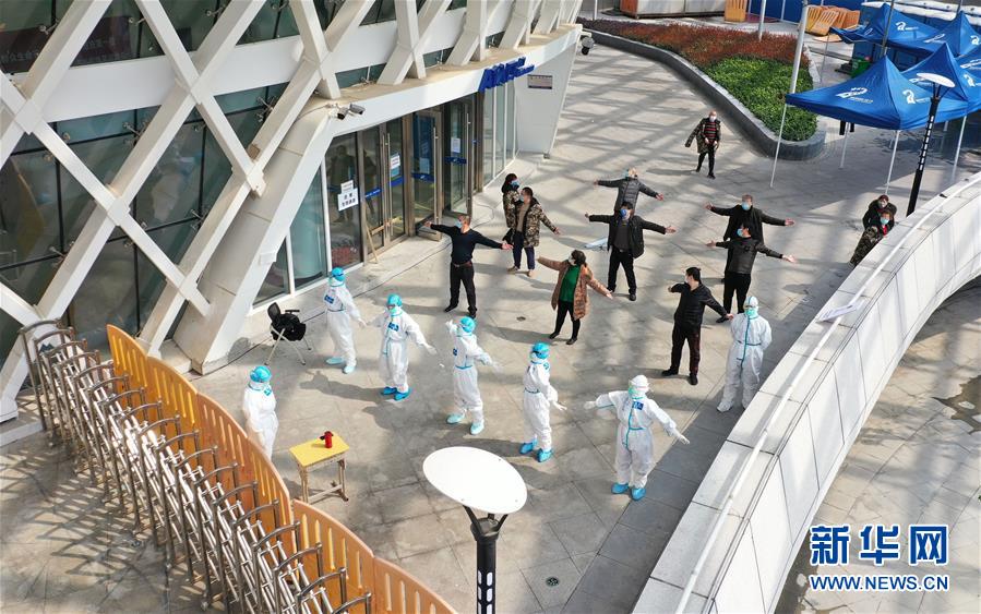 3月10日，在武漢江夏方艙醫院，醫護人員教患者練習八段錦（無人機照片）。 新華社記者 才揚 攝