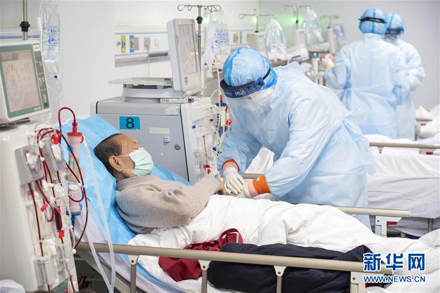3月21日，在武漢市漢口醫院腎內科血液透析室，醫護人員為處于新冠肺炎康復期的尿毒癥患者做血液透析。 新華社記者 才揚 攝