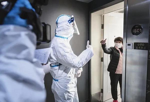 3月4日，洪山區云鼎酒店隔離點，東湖社區衛生服務站的徐宗毅醫生團隊在這里堅守了一個多月，每天至少三次挨個房間送飯、送藥、檢測身體數據。