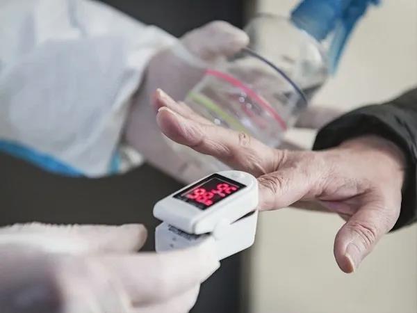 3月10日，洪山區云鼎酒店改為康復點。3月14日，東湖社區衛生服務站醫生徐宗毅為康復者測血氧飽和度。