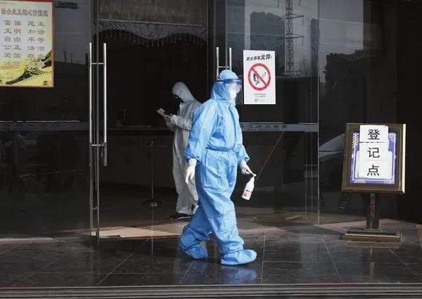 3月7日，硚口區漢水橋街道社區衛生服務中心醫生黃瑩走出解放大道隔離點。當天一早，她就來到這里為患者做咽拭子采樣。