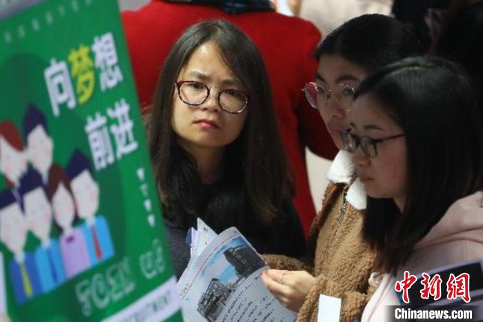 人口超千萬南京再出引才新政:40歲以下大專生參保半年可落戶