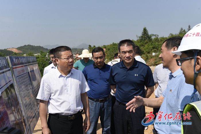 余建地、姚文輝到火車站站前廣場現場辦公