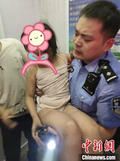 安徽合肥特警夜闖火場 從“鬼門關”搶回三人