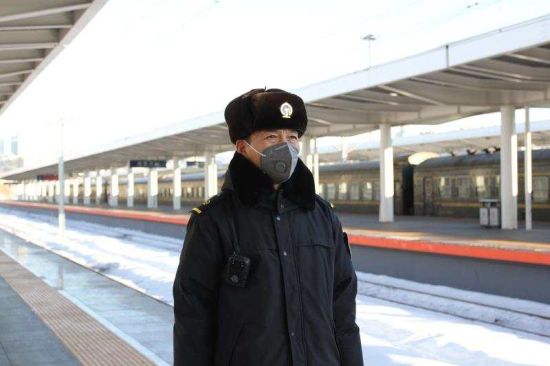 夫妻攜手并肩在 “疫”線