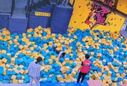 男子蹦床館跳海綿池胸椎骨折 “網紅項目”咋總出事?
