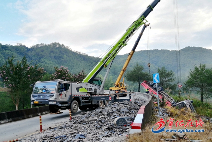 寧化:半掛車側翻 部門聯合緊急處置