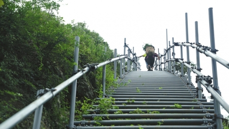 “懸崖村”90后媳婦：努力供孩子們上大學(xué) 讓他們自由自在戀愛(ài)