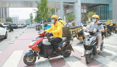 記者跟隨“外賣小哥”送外賣：一聲“謝謝” 再累也值