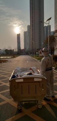 "看夕陽"老人回故地：想念醫(yī)療隊(duì)的孩子