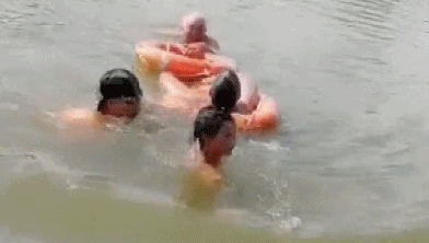 76歲大爺救下200斤溺水小伙:七十幾歲換二十幾歲值得!