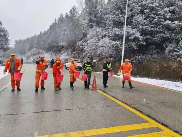 福建省各地落實(shí)寒潮防御 保障交通安全通暢