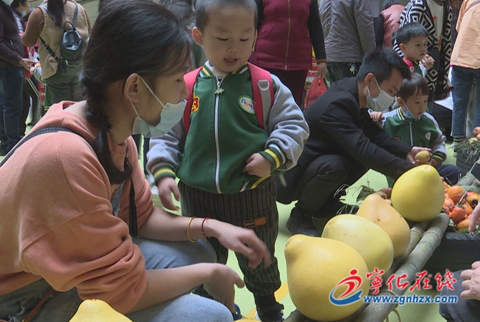 寧化縣賦欣幼兒園:“曬秋”義賣 獻愛心